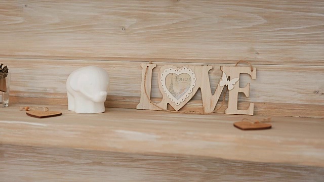 “爱”这个词是木制的，背景是木制的视频素材