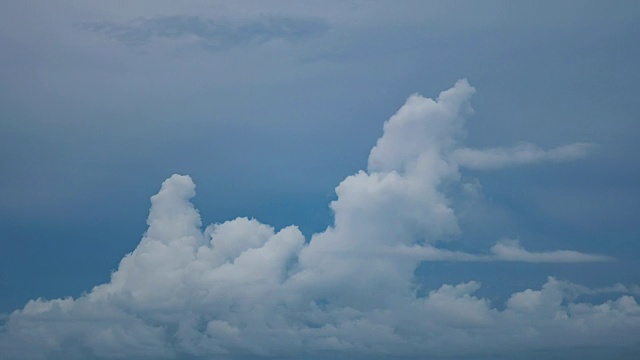 时间推移运动的白云滚动在蓝天夏天的一天4K时间为好作为自然风景背景视频素材