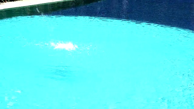 蓝色的游泳池表面。视频素材