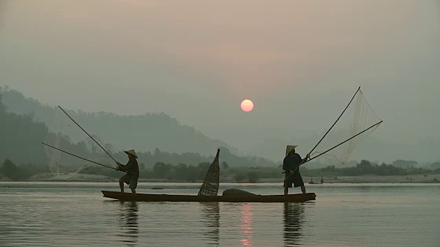 當地漁民的生活方式是在清晨日出時工作。視頻下載