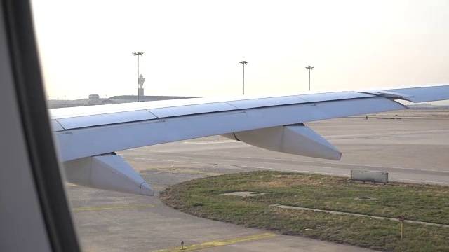 飞机机翼从航站楼起飞时在机场起飞视频素材