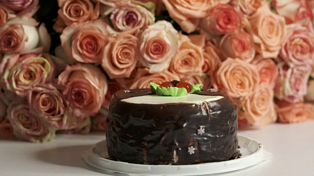 多莉:超大束粉色玫瑰和巧克力生日蛋糕视频素材