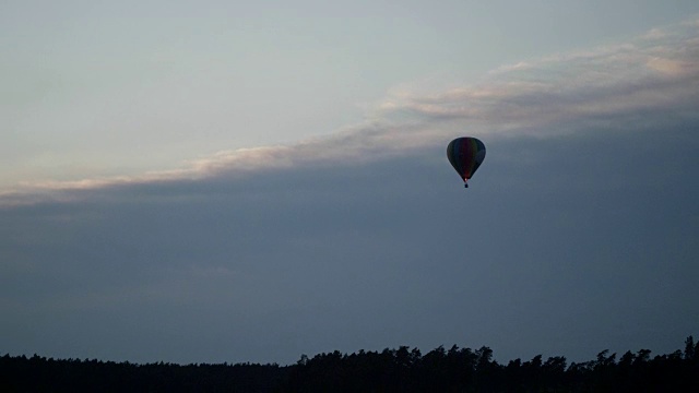 漂浮在湖面上的气球。浪漫的日落视频下载