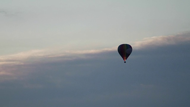漂浮在湖面上的气球。浪漫的日落视频下载