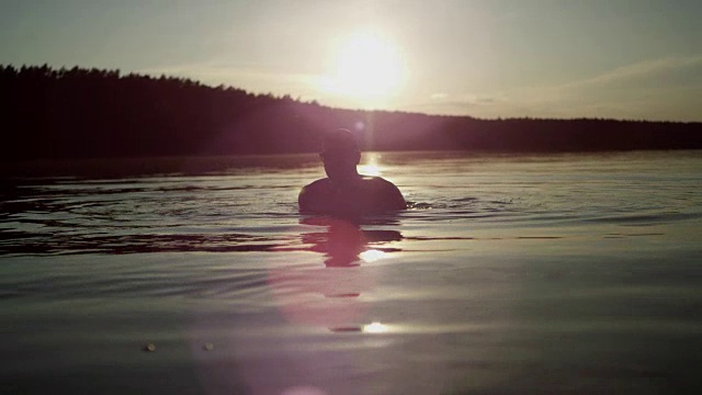 在湖里冷却。日落视频下载