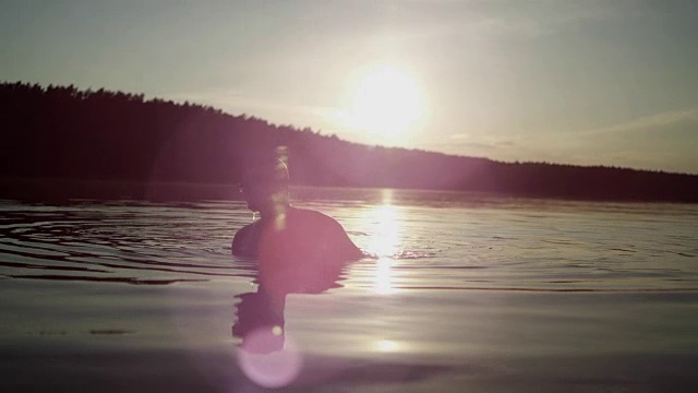 在湖里冷却。日落视频下载