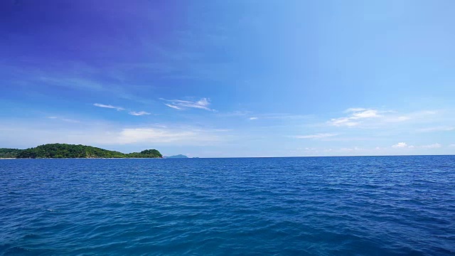 慢镜头，大海和岛屿在一个晴朗的日子，从一个移动的船的视角。美丽的云朵漂浮。视频下载