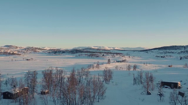 鸟瞰图的一个美丽的日落照亮的山高原在Telemark，挪威。视频下载