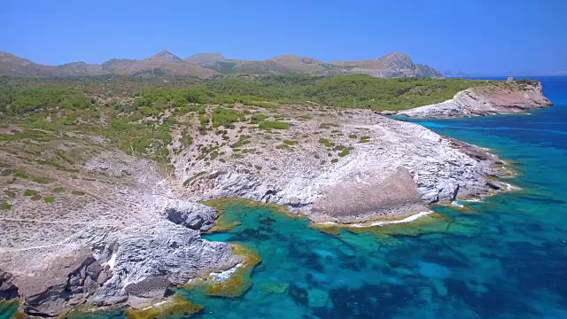 位于西班牙马略卡岛巴利阿里岛东北海岸的Cap de Ferrutx的Cala Estreta小海湾，由Ses Maganetes设计视频素材