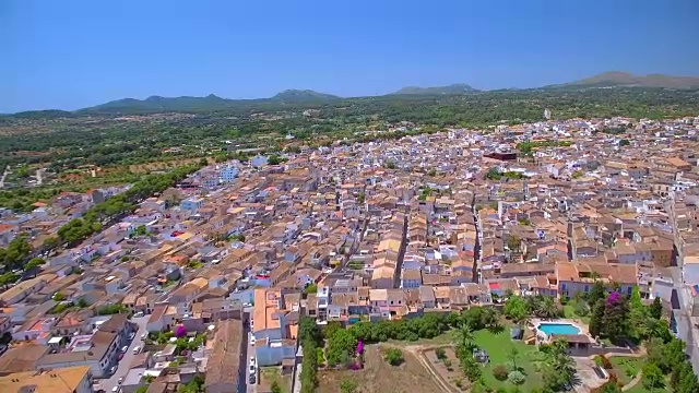 鸟瞰图上的西班牙小镇阿尔塔在西班牙巴利阿里岛的马略卡视频素材