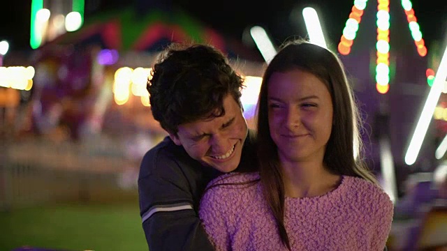科罗拉多大学一对青少年情侣在狂欢夜拥抱视频下载