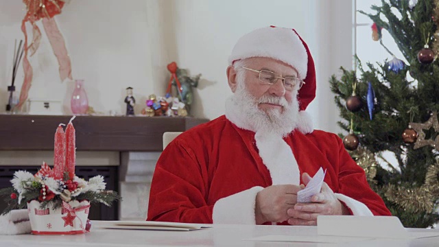 圣诞老人读孩子们的信视频下载