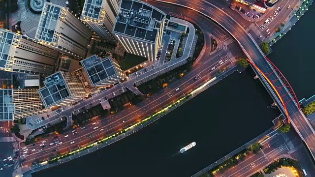 沿河建筑物的鸟瞰图视频素材
