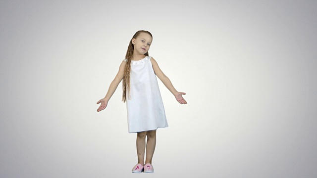 年轻的女士穿着漂亮的裙子和白色的鞋子在白色的背景上唱歌视频下载