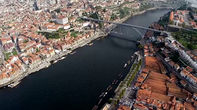 航拍的波尔图城市-大桥路易斯一世视频下载