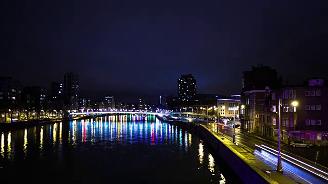 夜间交通的河流和道路Liège，比利时-时间流逝视频素材