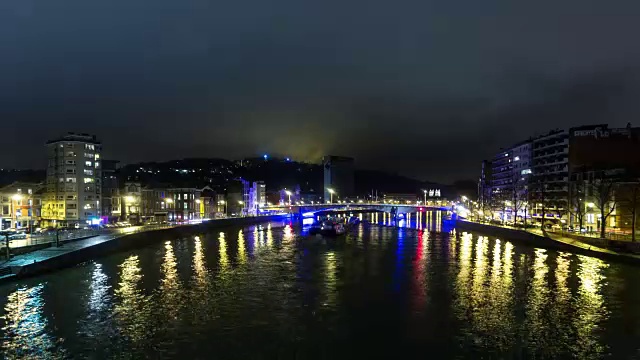 云过境河交通在Liège在晚上-时间流逝视频素材