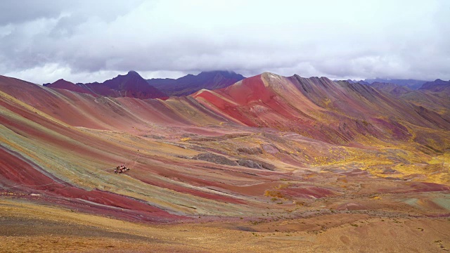 秘鲁5200米高的彩虹山视频下载