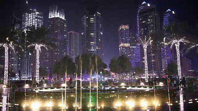 夜市，迪拜码头喷泉全景。视频下载
