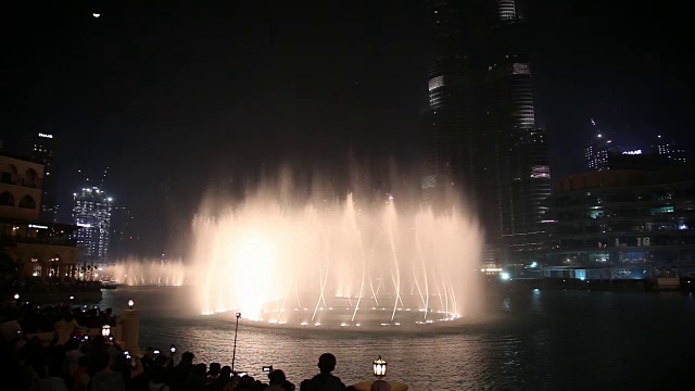 夜城，全景-迪拜舞蹈喷泉。人们观看这个节目。视频下载