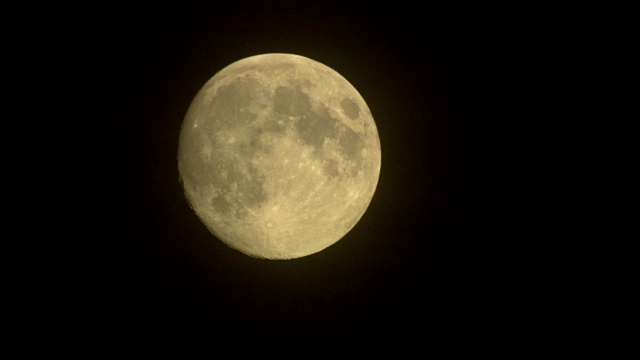 在阳光的照耀下，一轮渐盈的凸月在夜空中缓缓移动(从法国观看)。视频素材