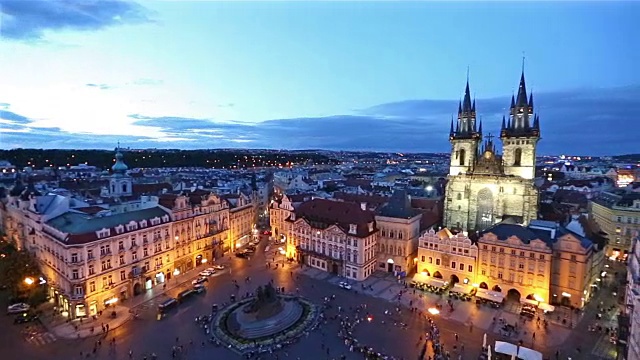 镜头:捷克共和国布拉格老城广场上拥挤的行人视频下载