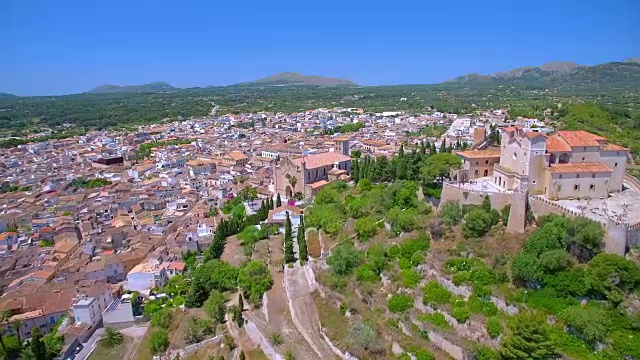 鸟瞰图的西班牙小镇Artà和圣萨尔瓦多(教区教堂和朝圣教堂)在西班牙巴利阿里岛的马略卡视频素材