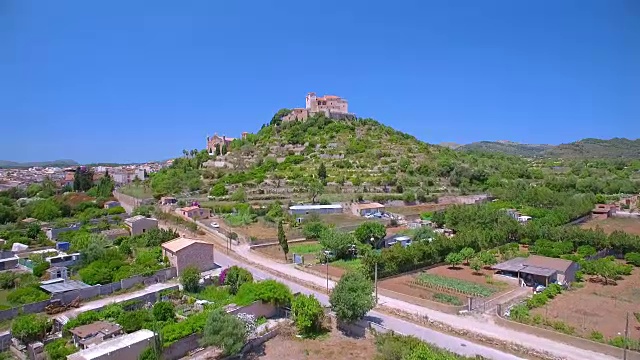 鸟瞰图的小马略卡镇Artà和圣萨尔瓦多(教区教堂和朝圣教堂)在西班牙巴利阿里岛马略卡视频素材