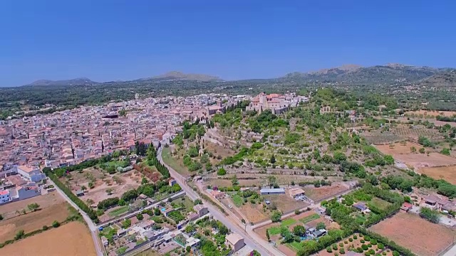 鸟瞰图的西班牙小镇阿尔塔和圣萨尔瓦多(教区教堂和朝圣教堂)在西班牙巴利阿里岛马略卡视频素材