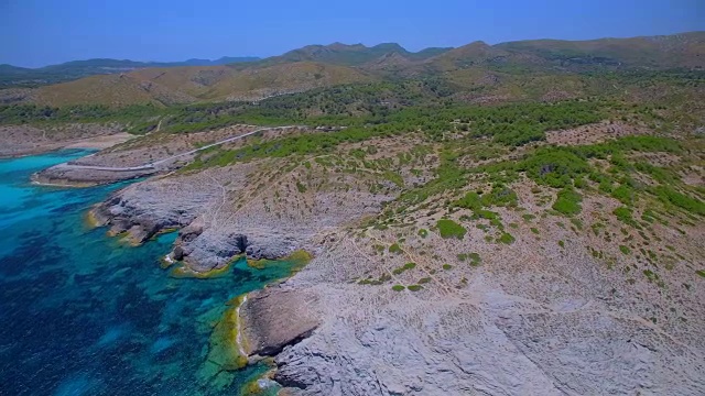 西班牙马略卡岛巴利阿里岛东北海岸的小海湾，由Ses Maganetes向Cap de Ferrutx拍摄视频素材