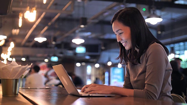 亚洲女人在咖啡馆使用笔记本电脑视频下载