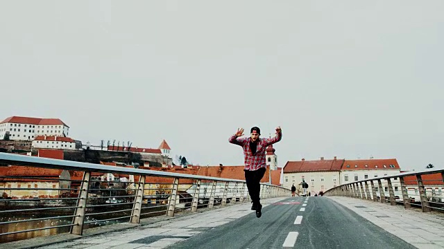 SLO MO霹雳舞杂技演员在桥上表演翻筋斗视频下载