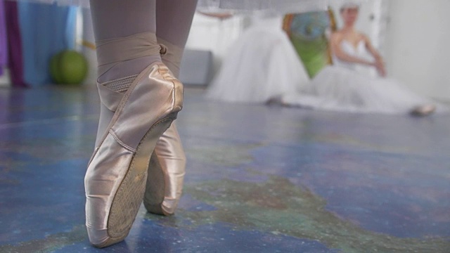 芭蕾舞演员穿在女人脚上的鞋子视频下载