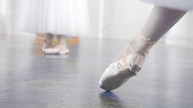 在舞蹈室跳芭蕾舞，女人脚上的鞋子视频下载