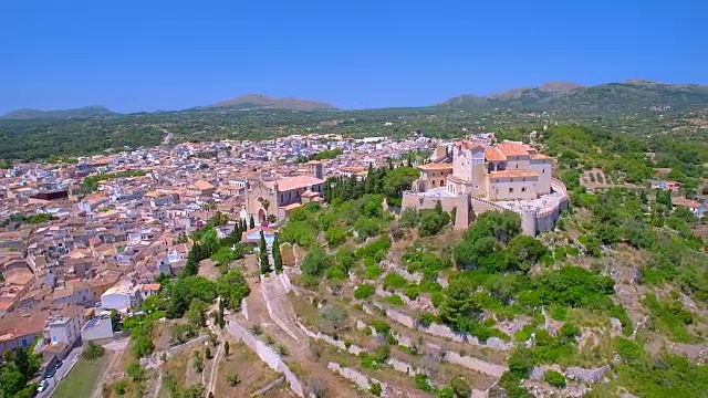 鸟瞰图的西班牙城镇Artà和圣萨尔瓦多(教区教堂和朝圣教堂)在西班牙巴利阿里岛的马略卡视频素材