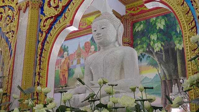 泰国普吉岛查隆寺教堂的白色塑像布赫达视频下载