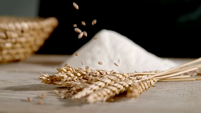 小麦种子落在桌子上视频素材