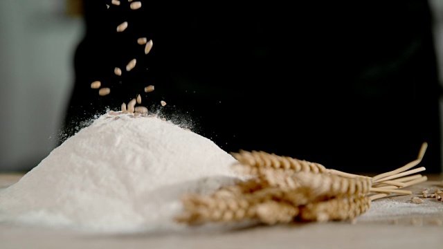 小麦种子落在一堆面粉上视频素材