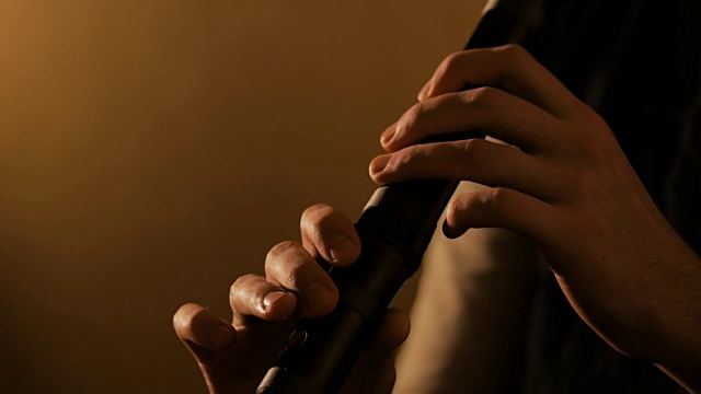 男子演奏日本竹笛-尺八视频购买