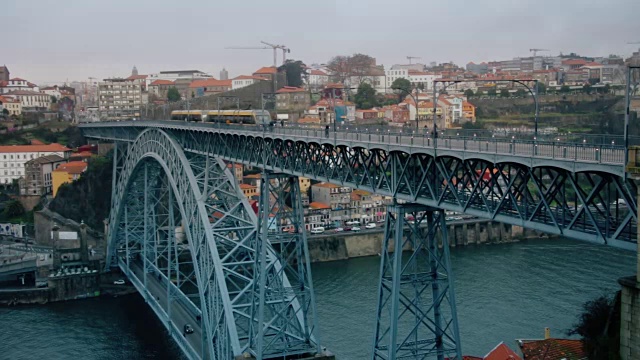葡萄牙杜罗河上的Ponti di Don Luis I -铁路、公路和人行桥视频素材