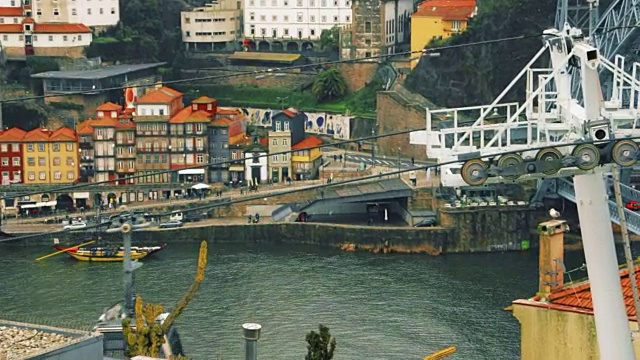 在葡萄牙波尔图，在蓬蒂迪唐路易斯桥前的盖亚新城步道上的城市缆车视频素材