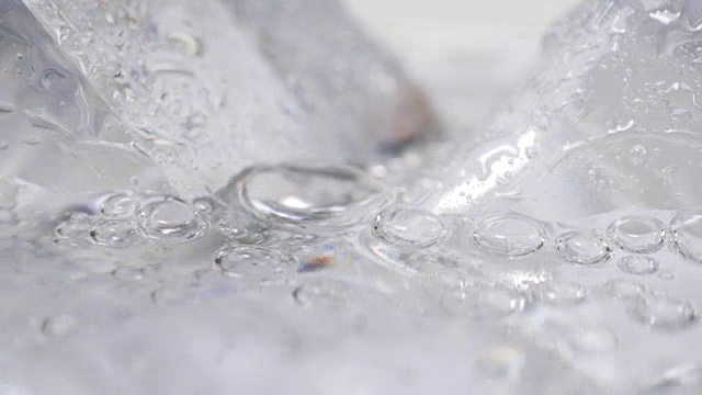 靠近气泡苏打和冰的背景视频素材