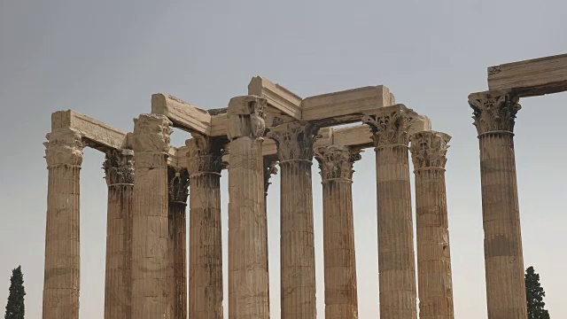 平移拍摄希腊雅典宙斯神庙的圆柱视频素材