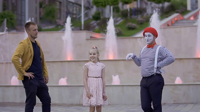 魔术师和哑剧演员试图让女孩注意到自己视频下载