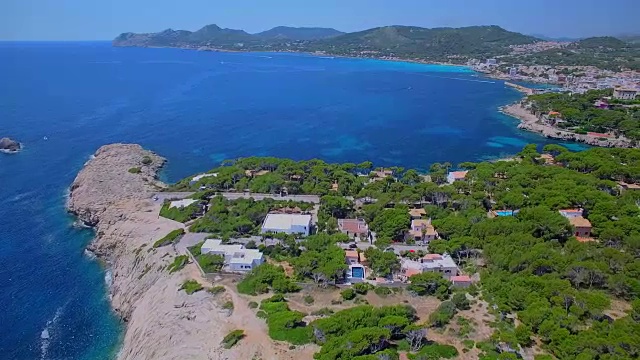 灯塔的Arial View - Far de Capdepera and rocky coast西班牙巴利阿里岛的马略卡岛/西班牙东北部海岸视频下载