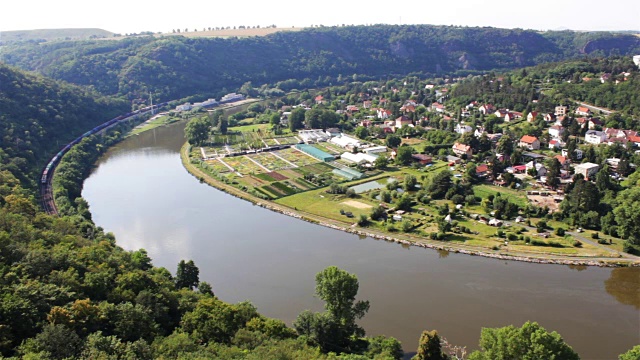 火车在伏尔塔瓦河蜿蜒的河段附近行驶视频下载