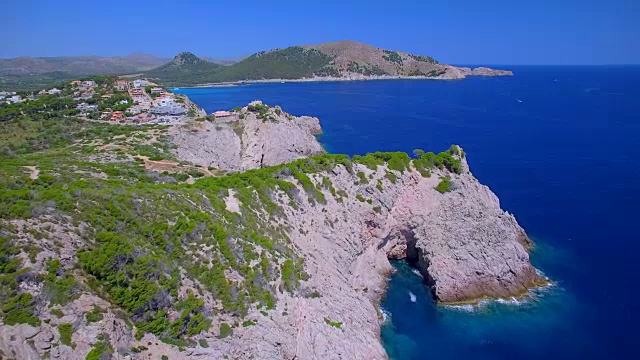 在西班牙巴利阿里岛马略卡岛东北部海岸附近的卡拉拉贾达的岩石海岸线视频素材