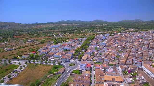 鸟瞰图的西班牙小镇Artà与环岛交通在西班牙巴利阿里岛马略卡视频素材