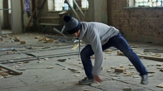 少年在废弃的大楼里跳舞视频下载