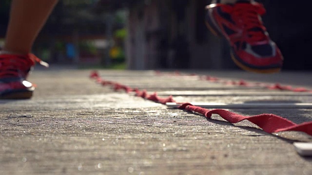 用绳子在地上练习，让运动员在运动前热身视频下载